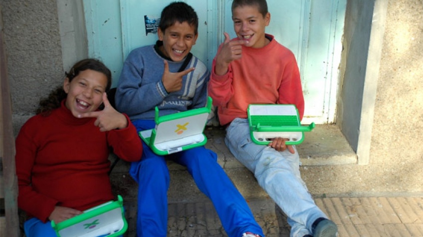 Детишки из Уругвая первыми получили компьютеры OLPC