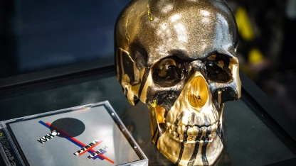 Хидео Кодзиме подарили альбом группы «Кино» и череп в стиле Death Stranding