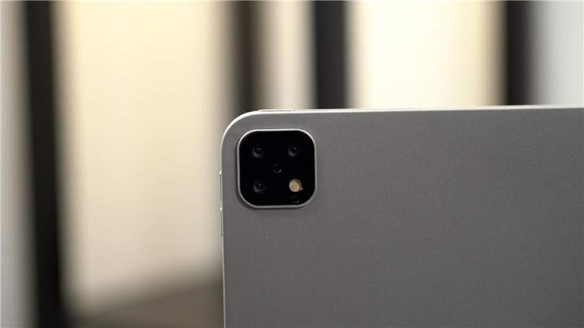 iPad Pro 2019 с тройной камерой показали на живых фото
