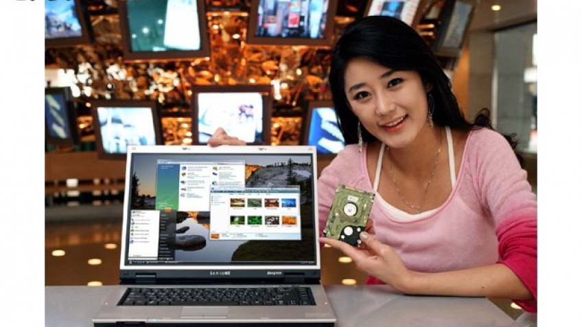 Ноутбук Samsung Q30 с гибридным диском