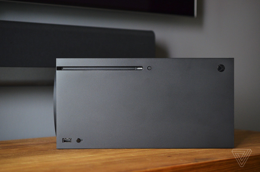 Xbox Series X на боку