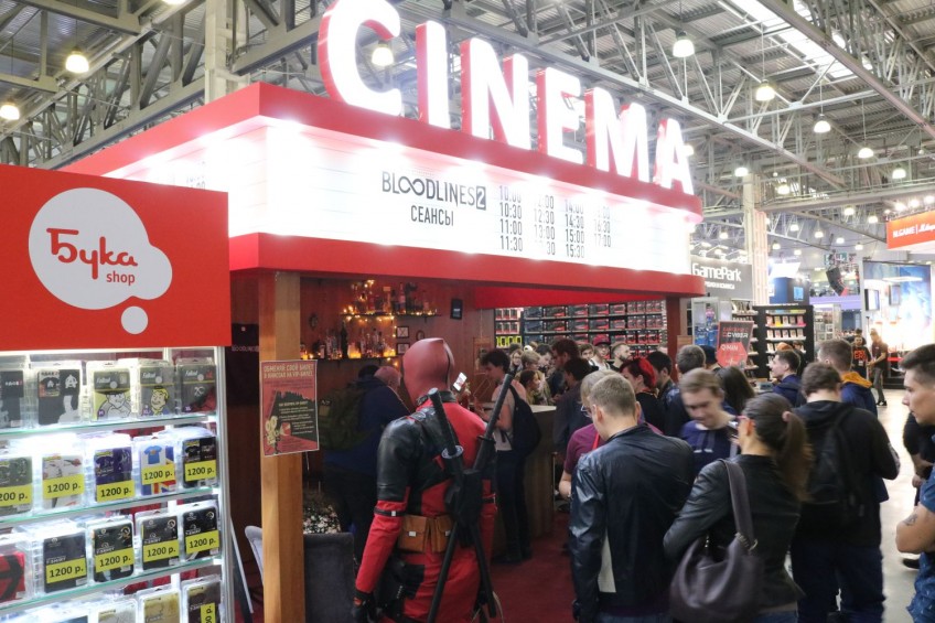 Это не кинозал Comic Con, а стенд Vampire: Th e Masquerade — Bloodlines 2. Оформлен весьма стильно