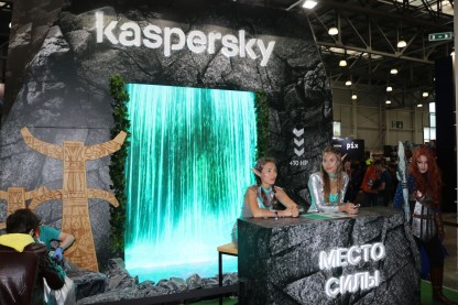 Кстати о стендах: Kaspersky на выставке отыгрывает роль места силы с помощью прекрасных волшебниц