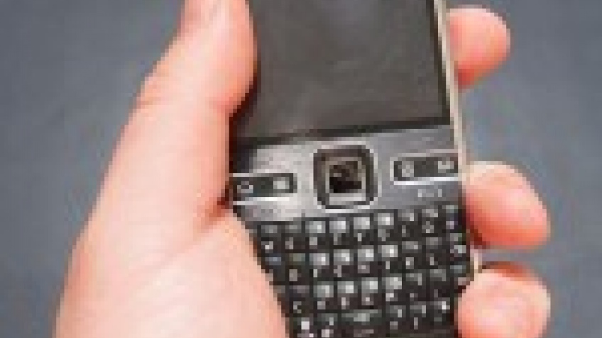 Nokia учит держать свои телефоны