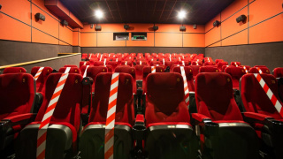 Количество зрителей российских кинотеатров стало стремительно падать