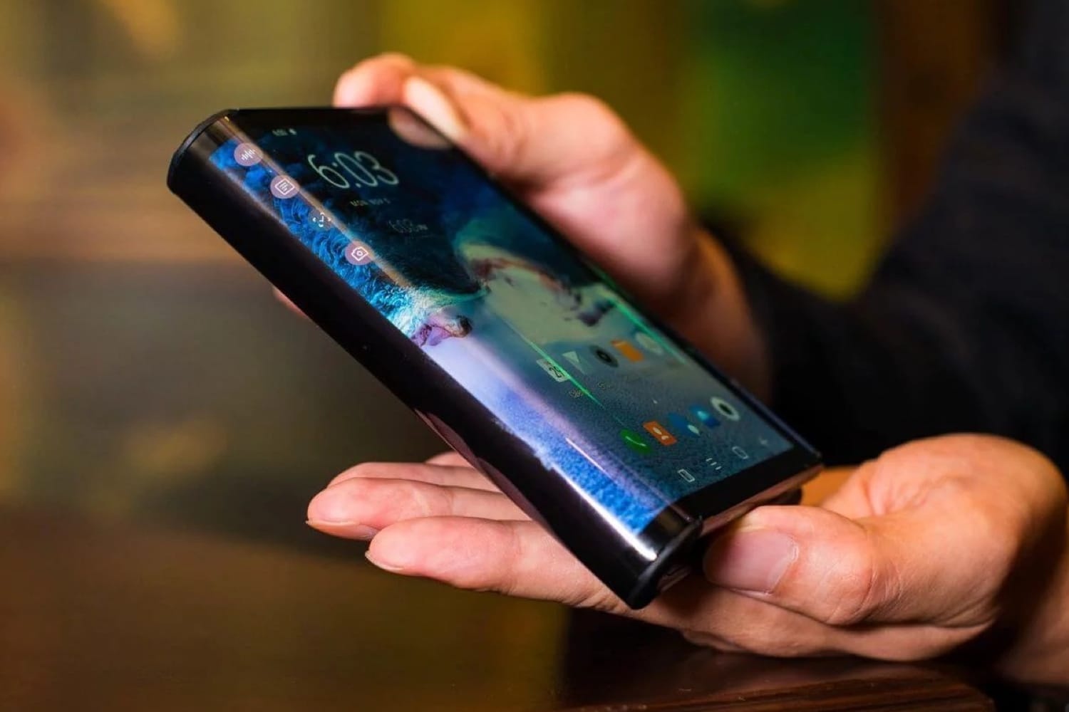 Bloomberg: Samsung может показать новый складной смартфон в начале 2020 года